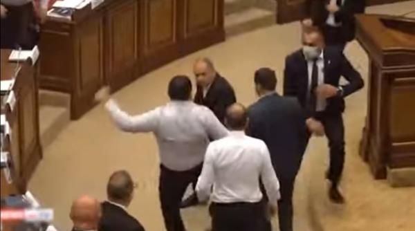 video bataie in toata regula in parlament alesii armeni si au impartit pumni si picioare