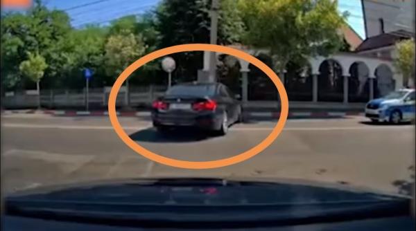 video sofer incurcat de indicatoare a ramas cu bolidul blocat chiar in fata unei masini de politie
