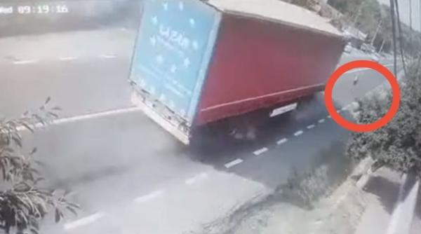 video un sofer de tir din galati a reusit sa evite in ultimul moment o varstnica care traversa neregulamnatar strada