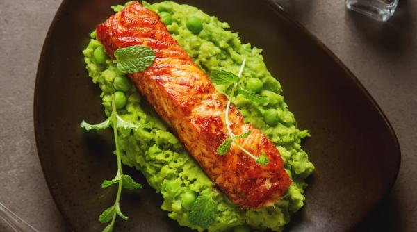 saut e de mazare cu menta si somon reteta sanatoasa recomandata de nutritionistul cori gramescu