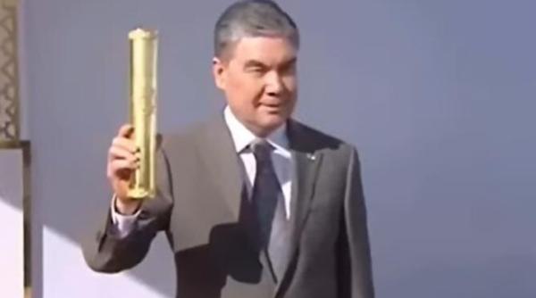 un nou gest de opulenta al presedintelui din turkmenistan a inaugurat un santier cu o lopata si o roaba din aur video