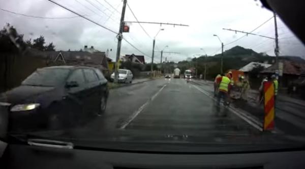 video asfaltare pe ploaie in piatra neamt