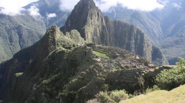 cel putin 16 morti dupa prabusirea unui autobuz cu muncitori intr o prapastie