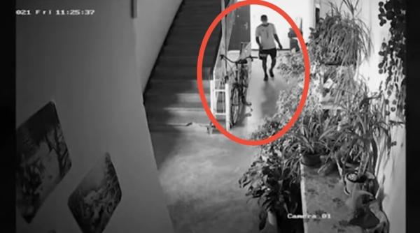 video cum a furat un barbat o bicicleta in doar 10 minute din scara unui bloc din capitala