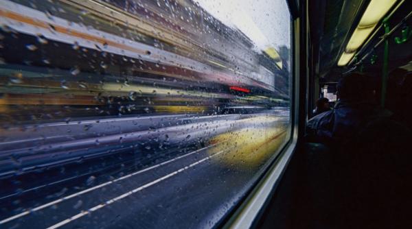 capitala sub ape mai multe tramvaie blocate si un pasaj inundat