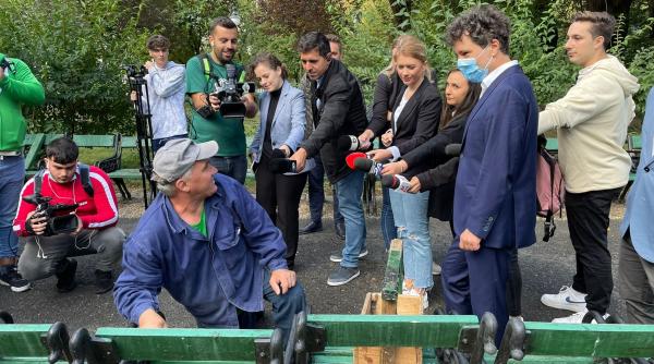 ionel petre  dupa imaginile cu nicusor dan in cismigiu  fereasca dumnezeu baiatul asta e rupt total de realitate