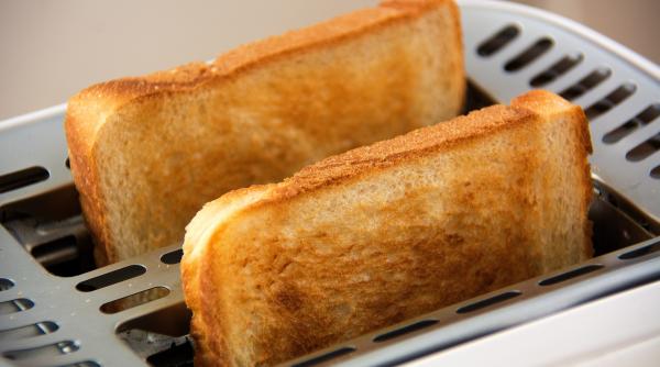 marea greseala pe care o faci cand prajesti paine bilic detaliul banal nestiut efect toxic