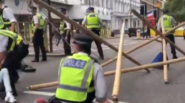 tower bridge din londra blocat de ecologisti politistii au intervenit in forta video