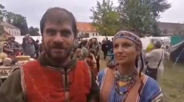 un soldat roman si a cerut iubita e sotie la festivalul roman apulum