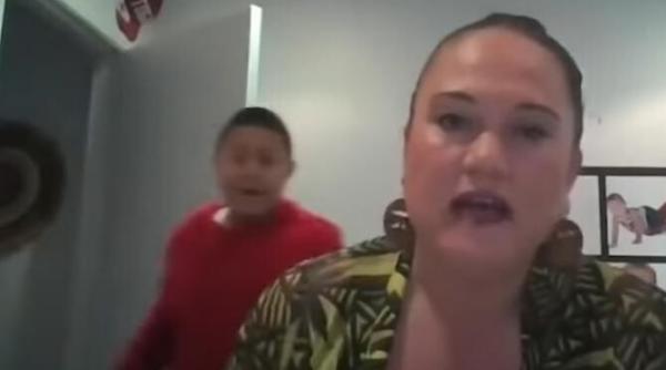 moment jenant pentru o ministra din noua zeelanda in timpul unui interviu fiul acesteia radea de forma ciudata a unui morcov video