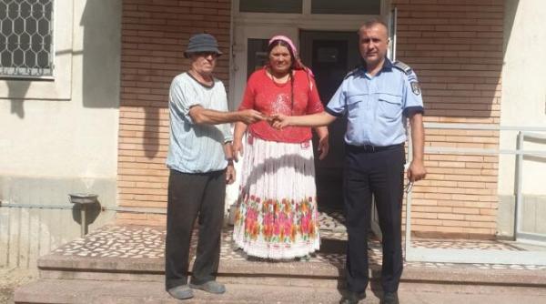 o femeie de etnie roma  gest salvator pentru un batran care si pierduse portofelul