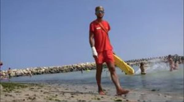 salvamari din costinesti snopiti in bataie de patron l a batut cu lustra si l a bagat in dulap video