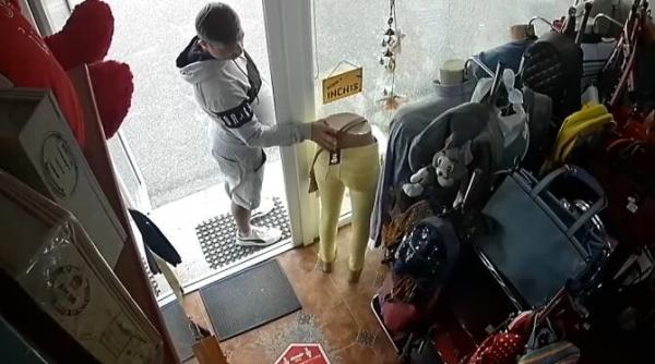 un hot fura haine din magazin cu tot cu manechine video