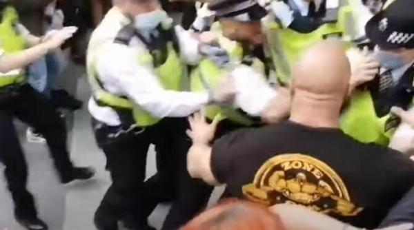 ciocniri violente intre politisti si protestatarii anti vaccinisti la londra patru agenti au fost raniti video