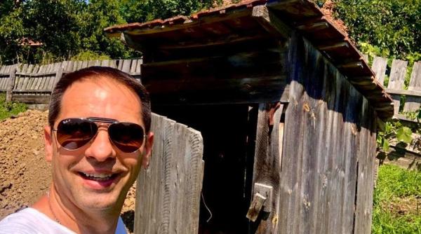 dan negru ironie la adresa scandalului din guvern a zis o voltaire mirosul de cearta vine de la wc urile din fundul curtii