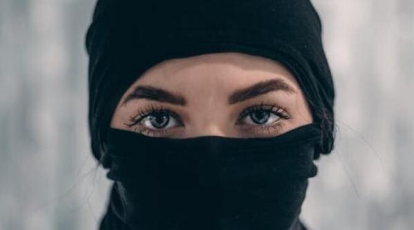 de ce este periculos sa fii make up artist in kabul