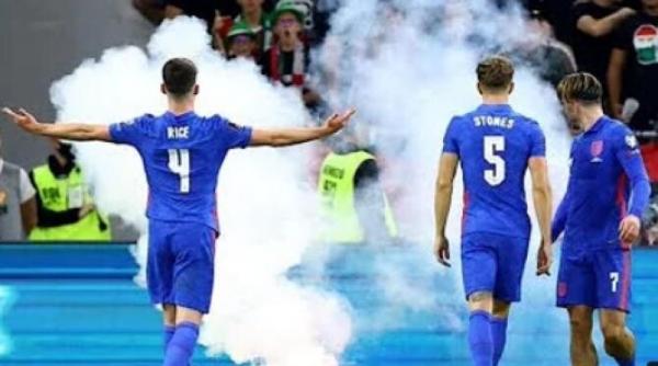 fumigene si pahare aruncate pe teren de suporterii maghiari in ungaria anglia szijjarto ii acuza pe englezi de ipocrizie