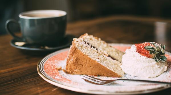 prajitura 7 pahare ai nevoie de 8 ingrediente se amesteca totul si se pune in tava