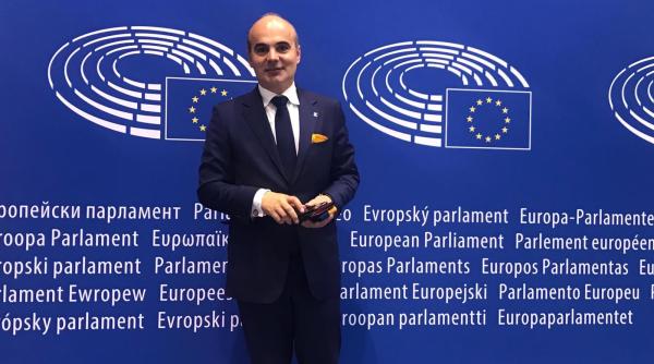 rares bogdan sunt curios cum va explica ciolos la nivelul europei ca s a aliat cu extremistii de la aur care sunt impotriva ue