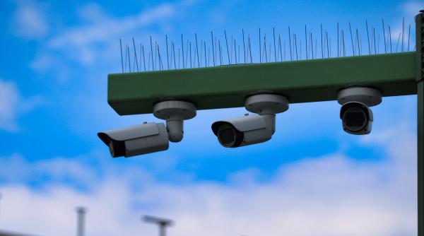 romani acuzati de inselaciune in budapesta acestia se dadeau brokeri si au adus un prejudiciu de 500 000 de euro video