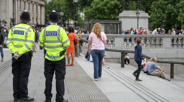 atac cu acid in marea britanie cel putin 5 oameni internati dupa ce s au tratat cu lapte