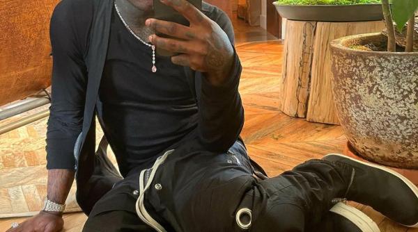 diamantul roz de 24 de milioane de dolari implantat in fruntea rapperului lil uzi vert ar fi fost smuls de fani