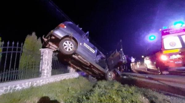o masina a ajuns cu portbagajul pe un gard in urma unui accident grav  mai multe victime