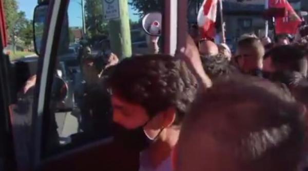 justin trudeau premierul canadei atacat cu pietre la un miting electoral video
