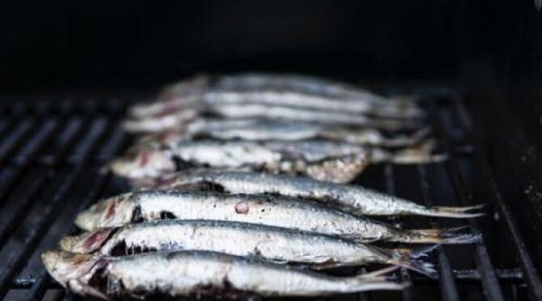 pestele nu se taie cu un cutit normal bune maniere la masa cum mancam corect peste ce facem cu oasele