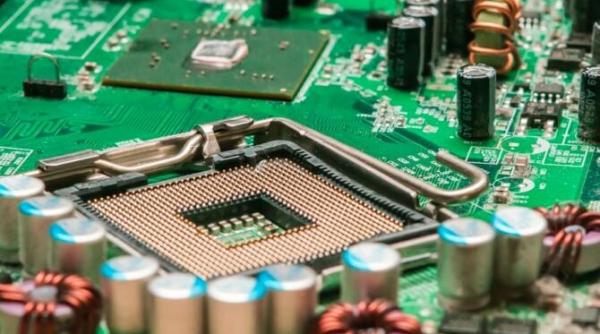 criza cipurilor intel investeste 80 de miliarde de euro pentru a creste capacitatea de productie