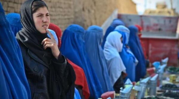 femeile din afganistan protesteaza la adresa guvernului taliban format doar din barbati