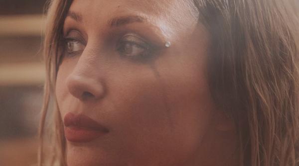 lora vrea sa adopte un copil