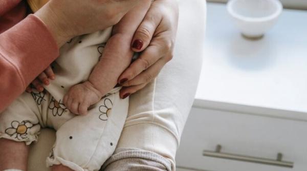 o tanara schimbata la nastere cere despagubiri de 3 milioane de euro