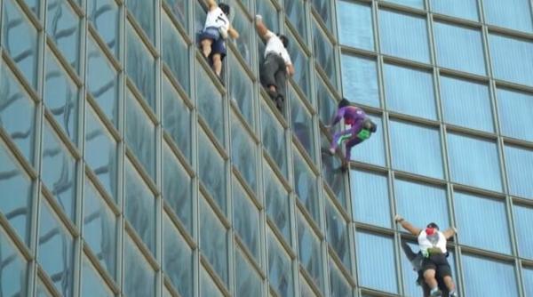 omul paianjen francez si trei ucenici s au catarat pe un turn din franta ca protest la certificatul covid 19