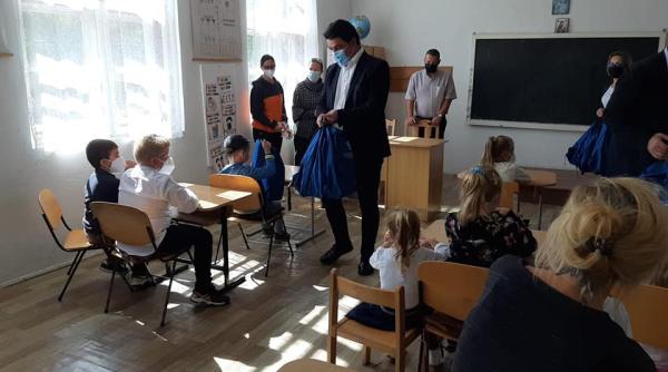 peste o suta de copii defavorizati din alba echipati pentru noul an scolar de isj si universitatea alba iulia galerie foto