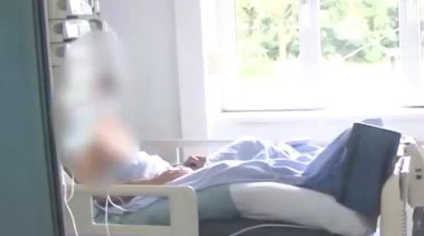vezi aici filmarea cu tanarul de 34 ani cu putin timp inainte sa moara de covid 19 dupa ce a iesit din spital pe propria raspundere video