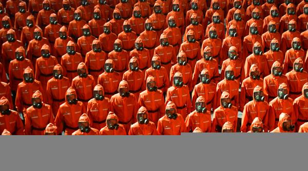 armata nord coreana a defilat in costume rosii de hazard biologic