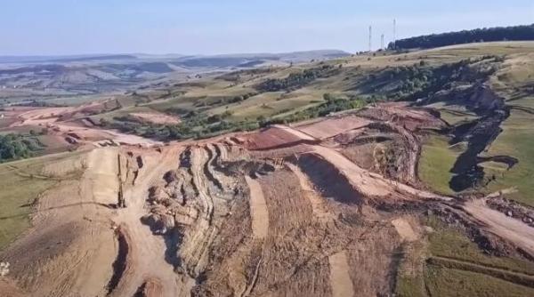 alunecare de proportii pe traseul autostrazii transilvania intre nadaselu si zimbor video foto