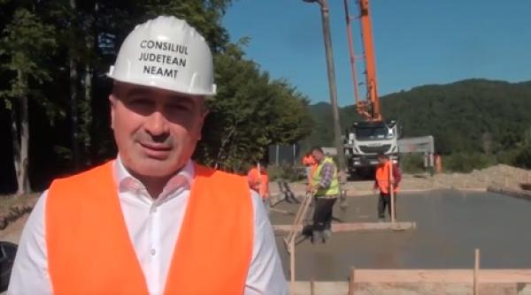 ionel arsene presedintele psd al cj neamt la manastirea sihastria acces pe un drum modernizat