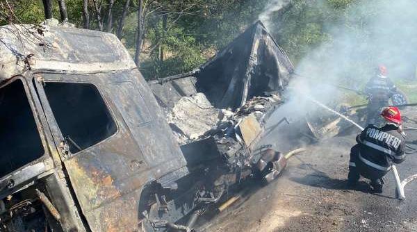 un autocamion s a rasturnat si a luat foc pe dn 66 in zona localitatii ohaba de sub piatra soferul gasit mort