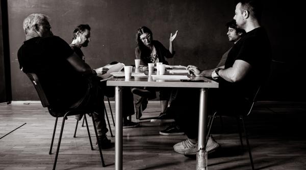 tradare de harold pinter in regia lui bobi pricop premiera la teatrul national din targu mures