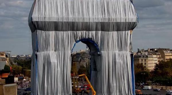 arcul de triumf din paris a fost ambalat intr o folie de plastic reciclabil pentru 14 milioane de euro video