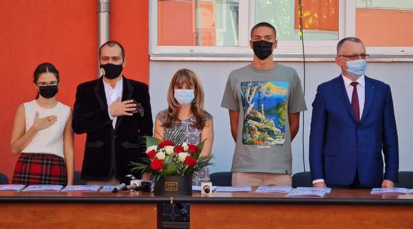 fiica lui daniel baluta in prezidiu alaturi de tatal sau ministrul cimpeanu si campionul david popovici