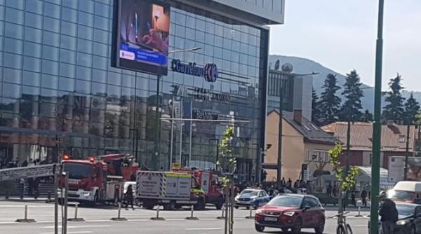 incendiu la un nou mall deschis la brasov pompierii intervin cu forte sporite cladirea evacuata