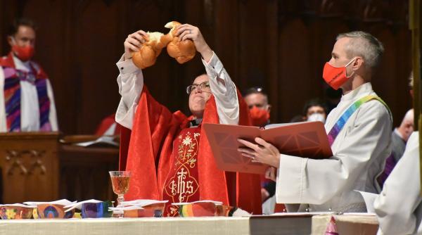 primul episocop transgender a fost investit este casatorit si are 2 copii