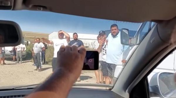 samsarii de pasari au atacat autospeciala de politie si masina in care se afla activistul buzoian video