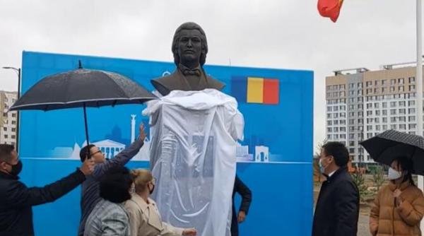 statuia lui eminescu a fost dezvelita in piata bucuresti din nur sultan capitala kazahstanului video