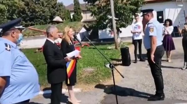 elena lasconi i a placat cu aur pe pompierii musceleni care s au luptat cu flacarile in grecia video