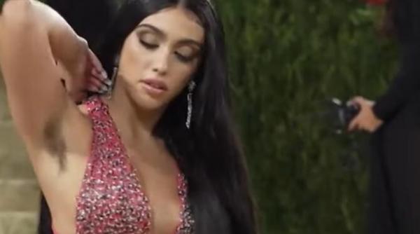 lourdes leon fiica madonnei cu axilele neepilate pe covorul rosu de la met gala video foto