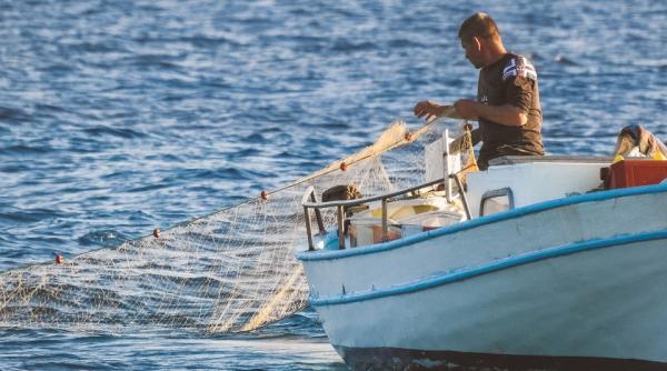 pescar arestat dupa ce a prins in plasa un barbat mort si l a aruncat inapoi in mare